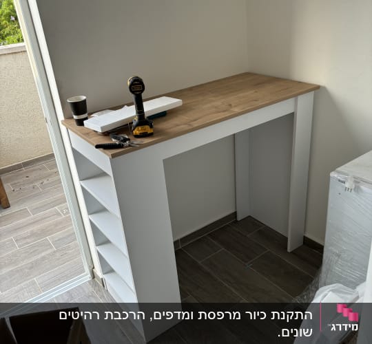 מברגה על שולחן עץ, כלים נוספים ליד
